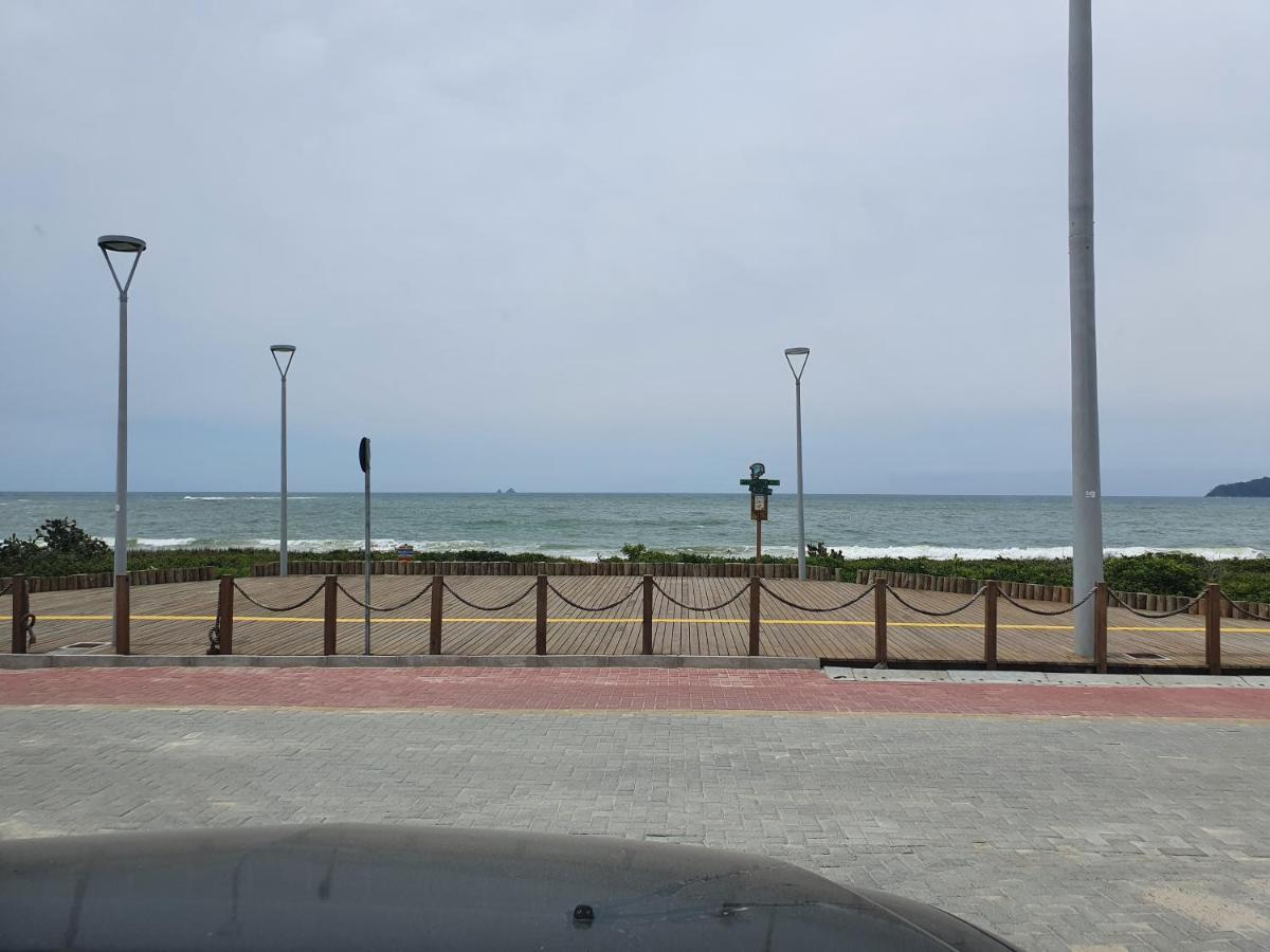 Apto Solar Da Praia Picarras Exterior photo